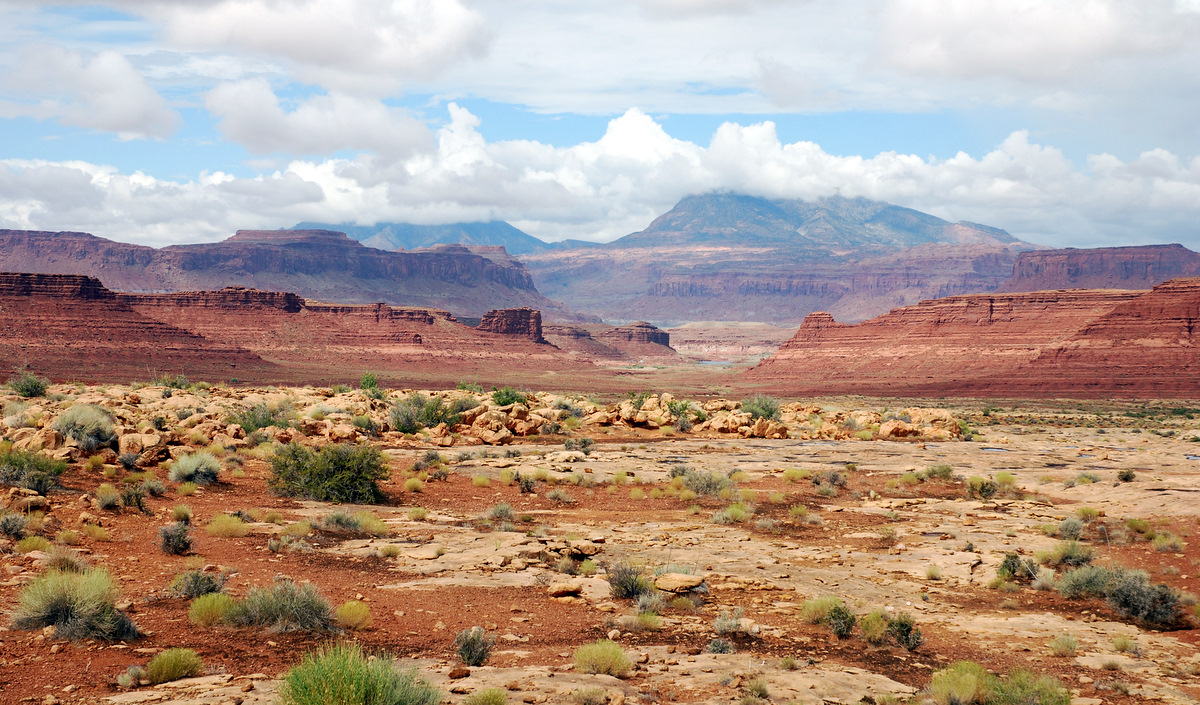 Henry_Mountains_from_Bi-Centennial_Highway